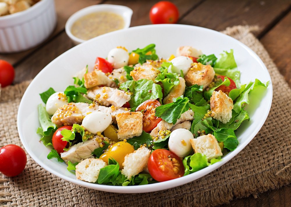 Burger de poulet dans la salade